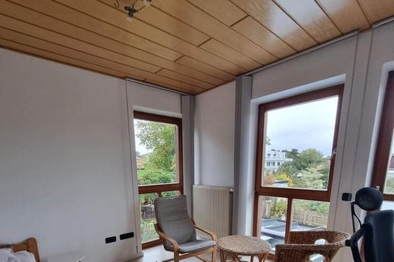 1 möbliertes Zimmer, 1.OG  in einer 2 Zi.-Wohnung (insges. ca. 55 qm) in 2er WG mit Balkonnutzung, ruhige Lage im Grünen.