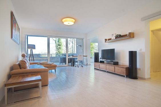 Schicke, helle Wohnung mit Balkon und Waldblick in Essen-Bredeney, Internetzugang, Tiefgaragenplatz mit Wallbox kann gemietet werden