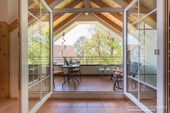 Hochwertige 4-Zimmer-Galeriewohnung mit Südloggia im historischen Zentrum von Hechendorf