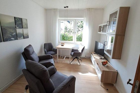 Schöne 3 Zi.-Whg., möbliert, EG, in ruhiger Lage.