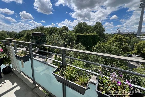 Helles, voll möbliertes Apartment mit traumhaftem Balkon am Olympiapark