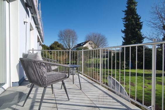 Wonderful, bright apartment with top quality fixtures and fittings, balcony terrace, lots of extras and optional internet access