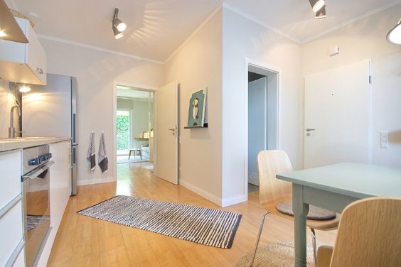 Zum Wohlfühlen: Ansprechend eingerichtete Wohnung mit Parkettboden und Terrasse zum Garten gelegen
