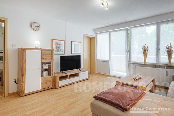 Modern möblierte 3-Zimmer-Wohnung mit Balkon in Freimann