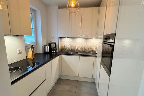 Modern möblierte 4-Zimmer-Wohnung mit Terrasse und Garten