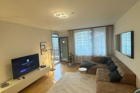 Modern möblierte 2-Zimmer-Wohnung mit Balkon in Pasing