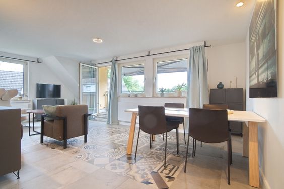 Erstbezug! Komplett sanierte, mit hochwertigem Design-Mobiliar eingerichtete Wohnung mit Balkon und PKW-Stellplatz