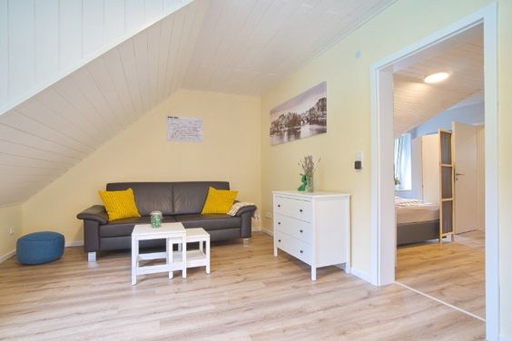 Renovierte und neu möblierte, helle Wohnung in ruhiger Lage, gute Parkmöglichkeiten, Internetzugang möglich