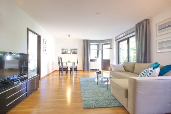 Geräumige Wohnung mit Parkett und Balkon, Tiefgaragenstellplatz, Internetzugang möglich, ruhig und sehr zentral