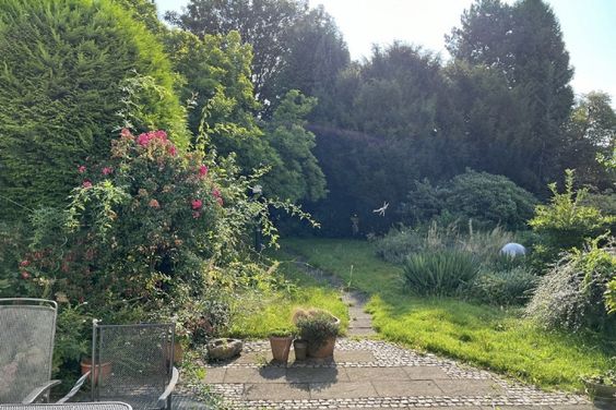Exklusives “Haus im Haus” mit Terrasse, Garten und großer Tiefgarage sowie hochwertiger Ausstattung in guter Wohnlage