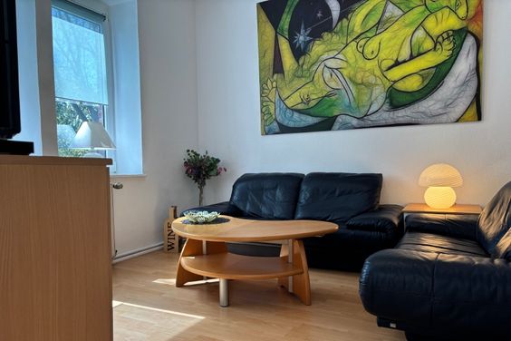 Geräumige Wohnung mit kompletter Ausstattung und Blick ins Grüne, in einem denkmalgeschützten Zweifamilienhaus