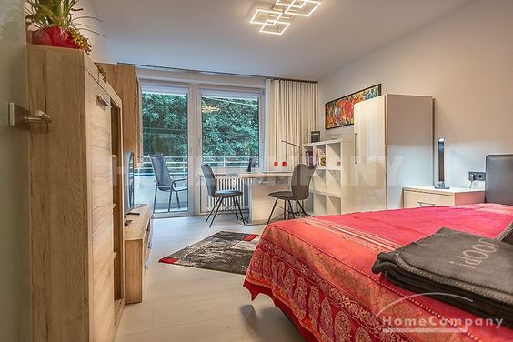 Tolles, neu renoviertes und möbliertes Apartment mit Balkon in Bestlage Bogenhausen
