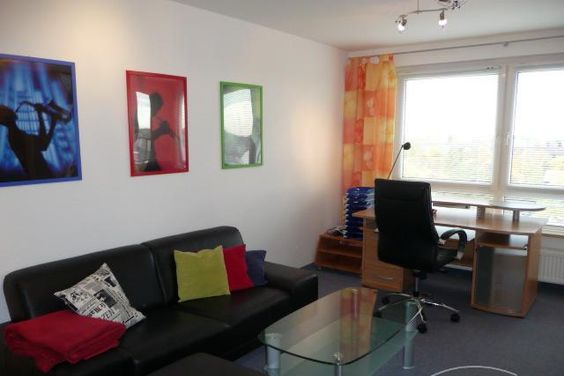 2 Zi.Whg., möbliert, 6. OG im Mehrparteienhaus, komplett möbliert, Loggia.