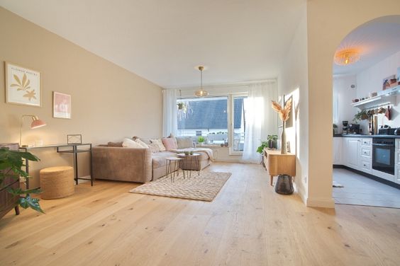 Erstbezug nach Renovierung, neu möbliert und ausgestattet: Komfortable Wohnung mit Balkon, Internetzugang und Garage in ruhiger und zentraler Wohnlage