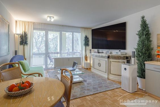 Gemütlich möblierte 3-Zimmer-Wohnung mit Balkon und Wintergarten in Berg am Laim