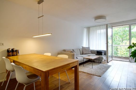 Furnished four-room apartment in Bilk, near the MedienHafen, available to rent until 30 April 2026. Home office, two bedrooms and a parking space in the garage.