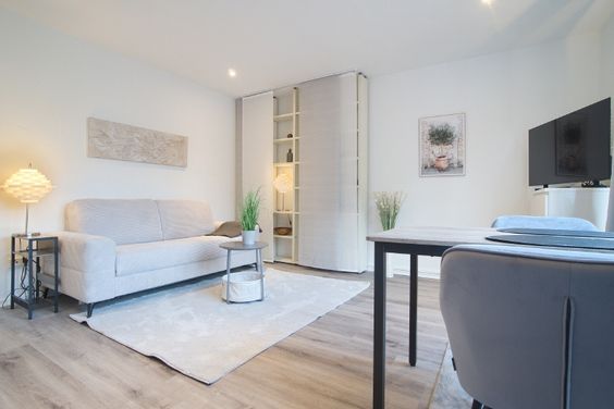 Erstbezug: Frisch sanierte, kleine Wohnung mit neuem Duschbad und Komplettausstattung in Mülheim