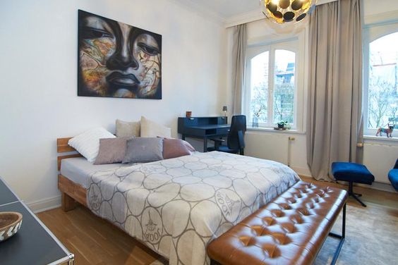 Repräsentatives Altbauapartment mit großzügigem Wohnbereich und Designer-Möbeln