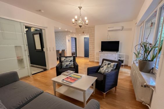 Schön und angenehm möbliert mit Balkon für 3- 12 Monate in toller Lage vom Stühlinger, Freiburg