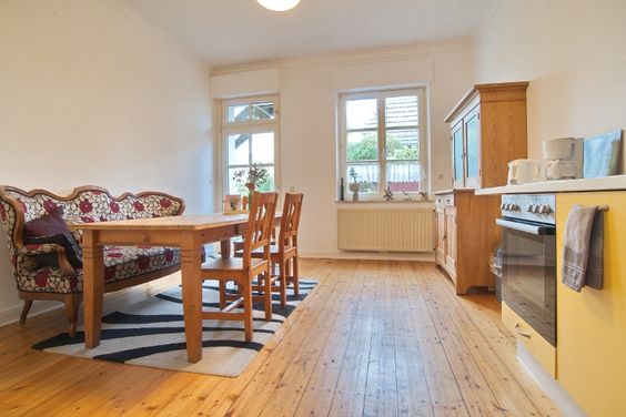 Schöne Altbauwohnung mit Terrasse zum Garten, hohe Räume, Dielenboden, Parkplatz möglich
