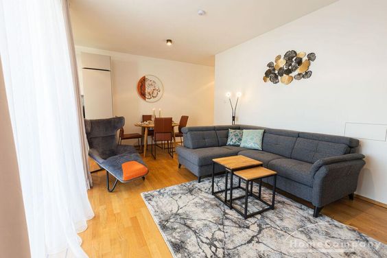 Exklusives Wohnen im Erstbezug! Voll möblierte 3-Zimmer-Wohnung mit Balkon