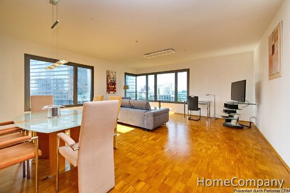 Komfortwohnung in bester Lage mit herrlichem Blick auf Rhein und Medienhafen in Düsseldorf Unterbilk