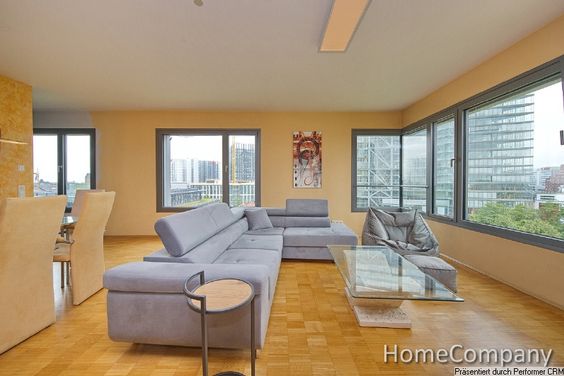 Apartment with all mod cons in the Unterbilk area of Düsseldorf, in a top location enjoying a magnificent view of the Rhine and the MedienHafen