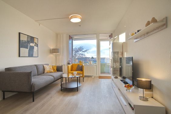 Helle, ansprechend und komfortabel eingerichtete Wohnung mit Balkon, sehr gute Infrastruktur