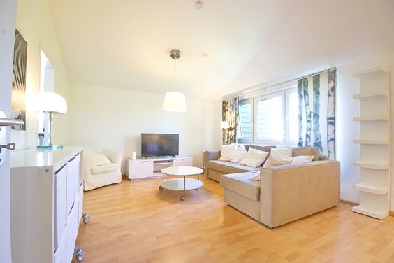 Nur 100 m bis zur RÜ: Helle und moderne Wohnung mit kompletter Ausstattung und W-LAN