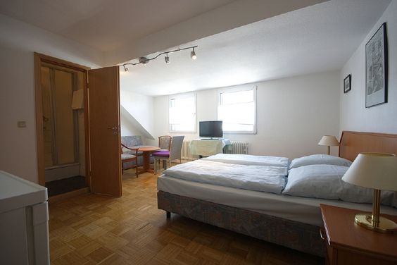 Möbliertes Zimmer mit eigenem Bad, Internet über W-LAN, in attraktivem Stadtteil