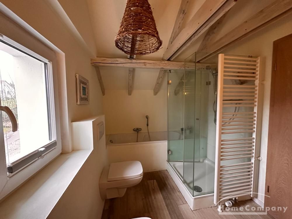 Bad mit Dusche und Badewanne