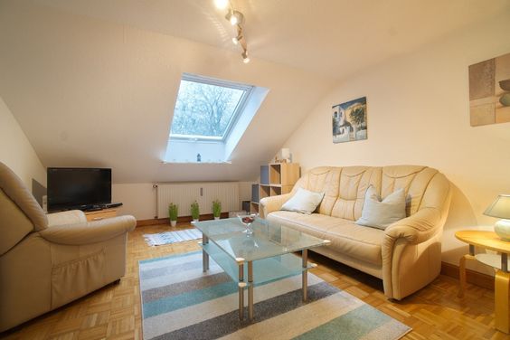 Sehr gut ausgestattete Dachgeschosswohnung mit DSL-W-LAN und Reinigungsservice, sehr gepflegtes Haus