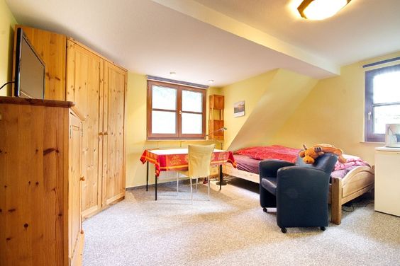 Sehr behaglich eingerichtetes Zimmer im Dachgeschoss eines Einfamilienhauses, Internetzugang möglich