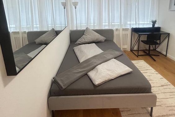 Modern möblierte 2-Zimmer-Wohnung mit Balkon in Sendling mit 2 Schlafzimmern