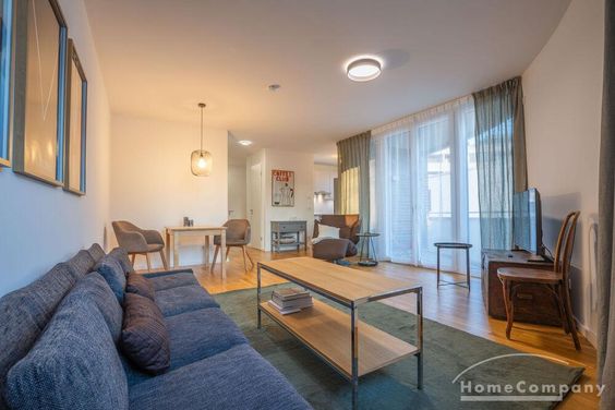 Modern und hochwertig möblierte 2-Zimmer-Wohnung mit Balkon