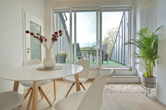 Charming, generously proportioned apartment in good residential area, with balcony and full range of high quality fittings; wi-fi included