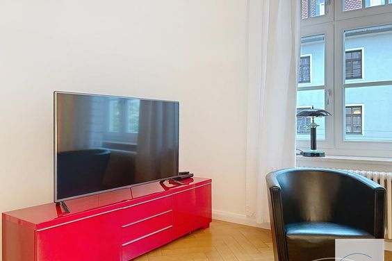 Voll möblierte 3-Zimmer-Altbau-Wohnung mit Balkon im Lehel