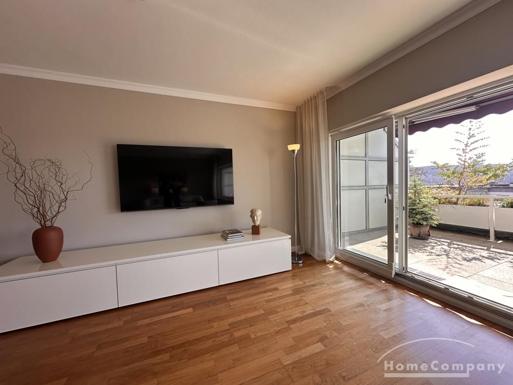 Wohnzimmer mit Zugang zum Balkon