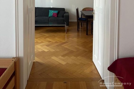 Voll möblierte 3-Zimmer-Altbau-Wohnung mit Balkon im Lehel