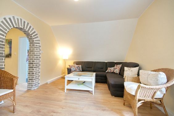 Großzügige Wohnung mit zwei Schlafzimmern und Internetzugang, sehr gute öffentliche Verkehrsanbindung