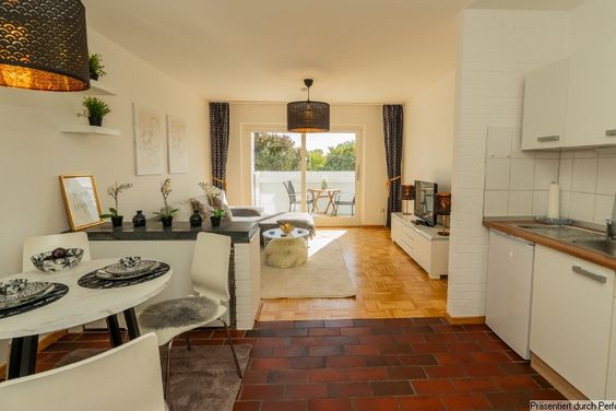 Schöne 2-Zimmer-Wohnung mit Balkon in Neuss, Parkettboden, komplettes Inventar