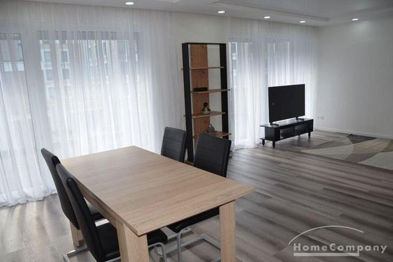 3 Zi.-Wohnung, 2. OG,  hochwertig möbliert und ausgestattet, barrierefreie Wohnung mit Aufzug von der Tiefgarage bis zur Wohnung.