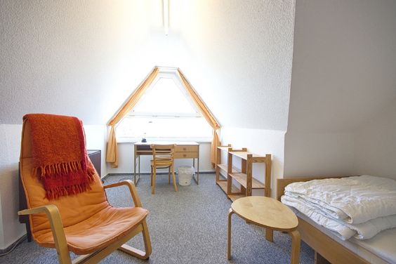 Möbliertes Zimmer in zentraler ruhiger Lage, Bad/Essbereich auf der Etage, Internetzugang!