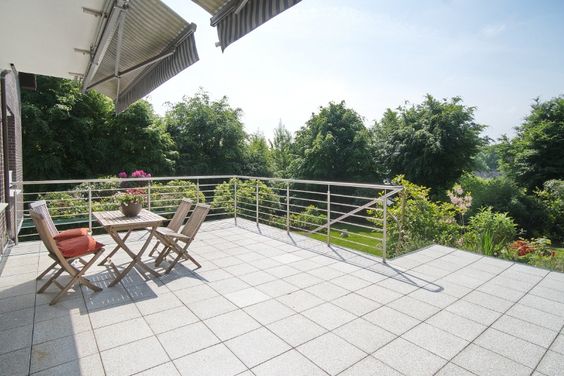 Traum-Ausblick, viel Platz und Natur: Große Wohnung mit Terrasse, von Grün umgeben