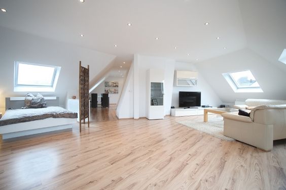 Attic storey studio apartment with rooms bathed in light, tastefully furnished with high quality, modern fittings and in a quiet, yet central, location