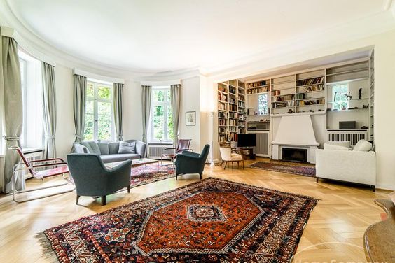 Repräsentative Villa auf parkähnlichem, idyllischem Grundstück, gut gelegen zur Internationalen Schule