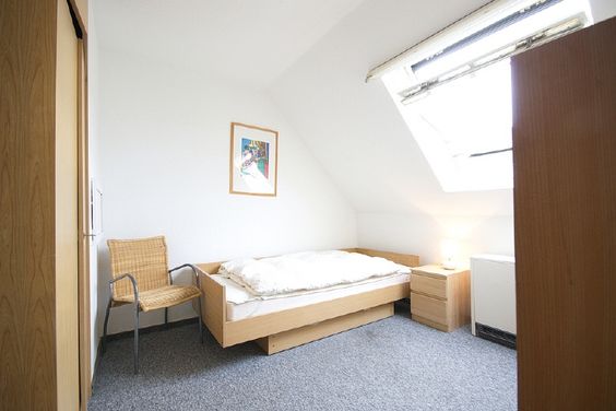 Möbliertes Zimmer mit Internetzugang in zentraler ruhiger Lage, Bad/Essbereich auf der Etage