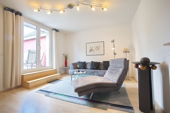 Hochwertig und komplett möblierte Wohnung in Top-Wohnlage mit großer Balkonterrasse, PKW-Stellplatz