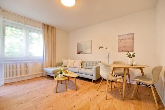 Helle, freundlich eingerichtete Wohnung mit Balkon und Internetzugang, ruhig und zentral, ca. 200 Meter bis zur U-Bahn-Station „Planckstraße“