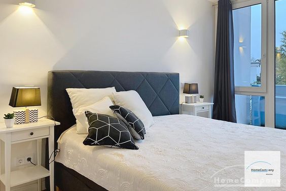 Wunderschöne, voll möblierte 2-Zimmer-Wohnung über zwei Ebenen mit herrlicher Dachterrasse in Moosach